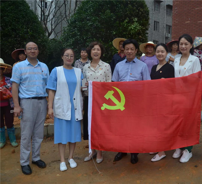 炎炎夏日送清涼，點滴關(guān)懷暖人心——城投集團各黨支部開展“送清涼”慰問一線員工活動