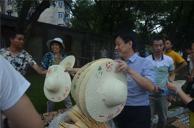 炎炎夏日送清涼，點滴關(guān)懷暖人心——城投集團各黨支部開展“送清涼”慰問一線員工活動