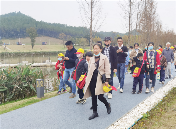 “千人市民觀察團(tuán)”走進(jìn)城投集團(tuán)龍山湖公園、陶瓷產(chǎn)業(yè)加速基地等項(xiàng)目