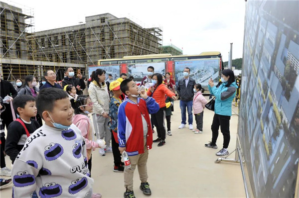 “千人市民觀察團(tuán)”走進(jìn)城投集團(tuán)龍山湖公園、陶瓷產(chǎn)業(yè)加速基地等項(xiàng)目