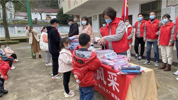 市城投集團(tuán)開展“黨建引領(lǐng)學(xué)雷鋒，志愿服務(wù)展風(fēng)采”送溫暖活動(dòng)